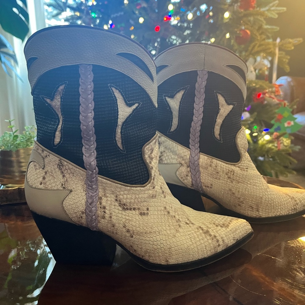 Dolce Vita Loral Western boot size 9